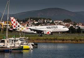 Un avión de Volotea aterrizando en el aeropuerto de Hondarribia
