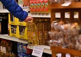 Un hombre realiza la compra en un supermercado