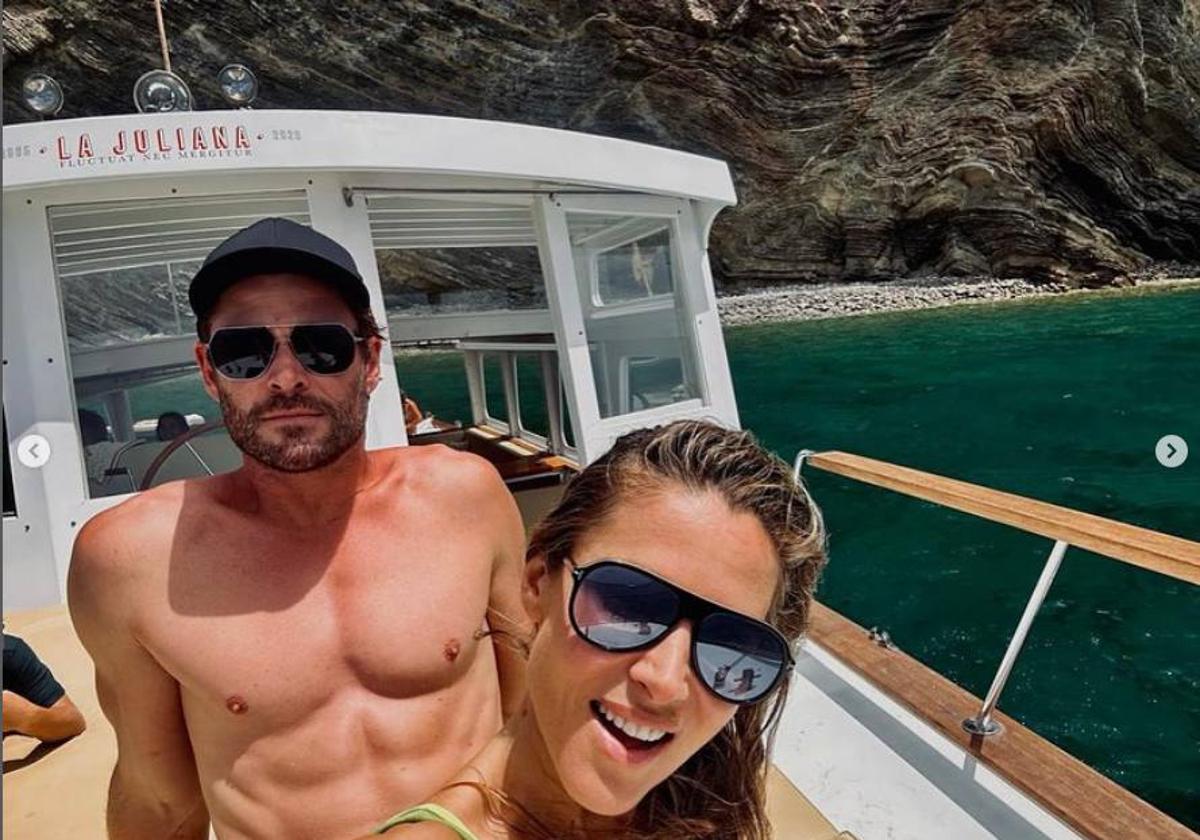 Chris Hemsworth y Elsa Pataky en la proa de barco que alquilaron durante sus vacaciones