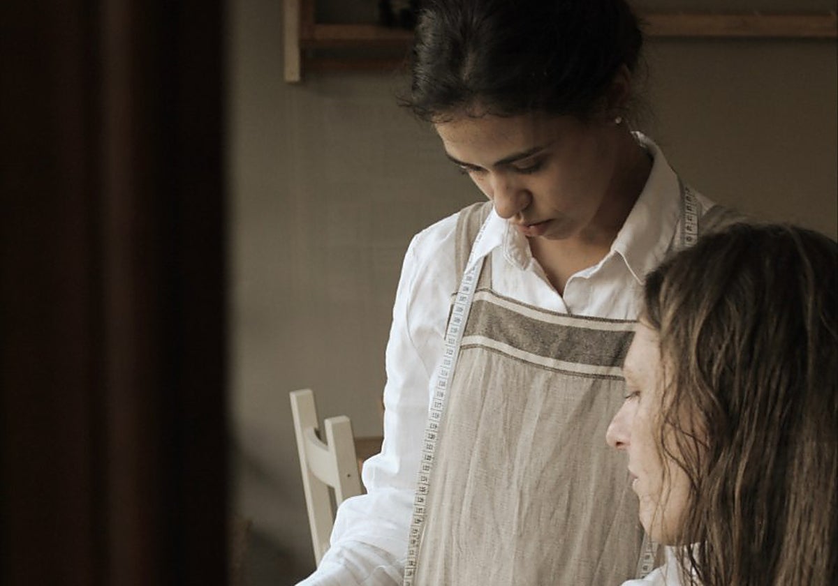 Ana Oliver con una alumna en su taller