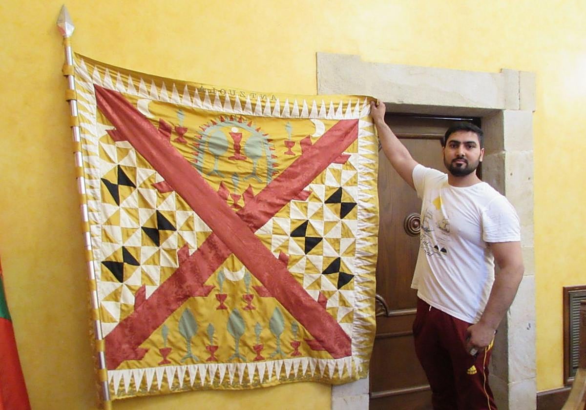 Tariq posa con el estandarte