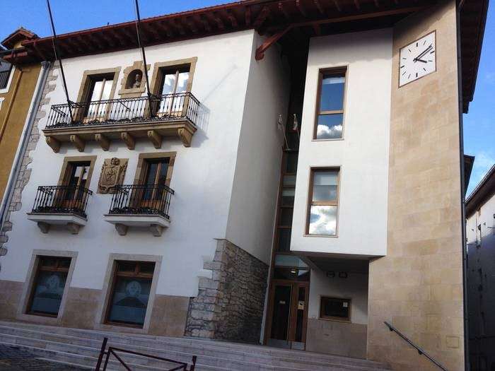 Abian da Zumaiako Udalak bultzatutako 36. Julene Azpeitia literatur lehiaketa