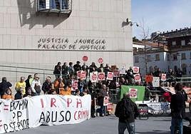 Foto de archivo de una concentración de afectados por el IRPH en Donostia.