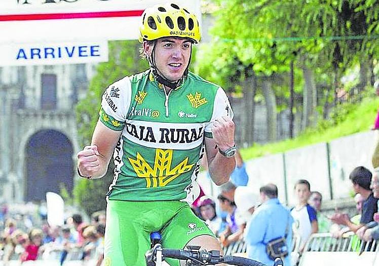 Imagen principal - 2006. Ya como júnior, se impone en solitario en la etapa de la Vuelta a Gipuzkoa con final en Andoain. 2003. Tenía 14 años cuando se proclamó campeón de ciclo-cross de su categoría. Los hermanos Izagirre, cuando militaban en el Euskaltel.
