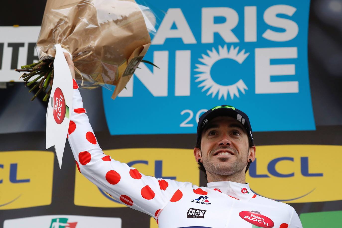 2016 - Ion Izagirre posa en el podio de la París-Niza con el maillot de líder de la montaña.