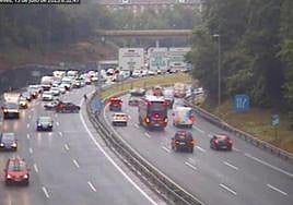 El accidente en la Variante de Donostia ha obligado a cerrar dos carriles al tráfico.