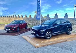 El nuevo Kona, a la derecha, es más grande, cuenta con 5 estrellas EuroNCAP y ofrece la máxima habitabilidad y una originalidad sin límites. A la izquierda la primera versión que salió al mercado en 2017. El actual ya está a la venta y está obteniendo muy buenas ventas.Arriba el elegante interior que ofrece un puesto de conducción cómodo.