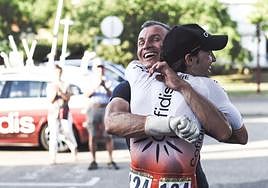 Izagirre se abraza a uno de los mecánicos de su equipo.