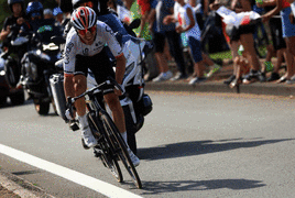 Ion Izagirre se impuso en la meta de Belleville-En-Beaujolais.