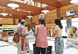 Varias personas esperan el pasado miércoles en la oficina de Correos de Donostia para solicitar el voto por correo.