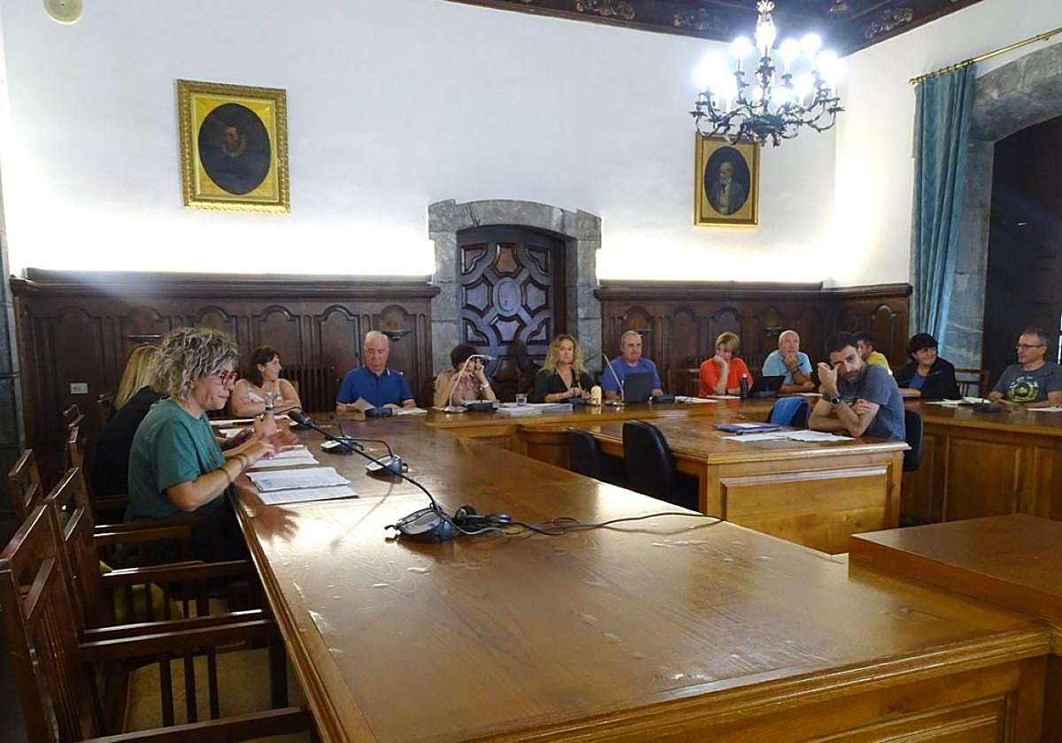 La sesión discurrió sin la presencia de los tres ediles del PNV que han renunciado al cargo.