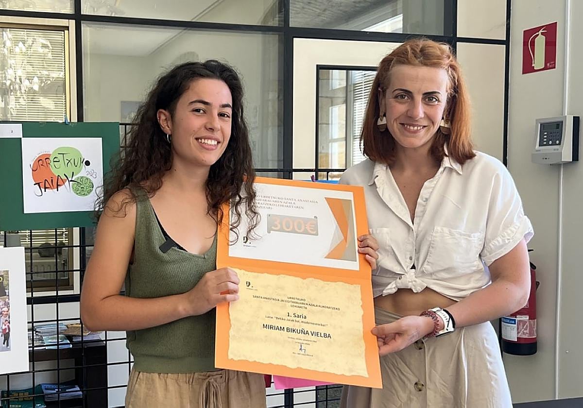 La ganadora, Mirian Bikuña, recibiendo el premio de 300 euros de manos de la concejal Maialen Fidalgo.