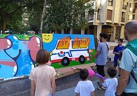 La Ertzaintza retira en Donostia un dibujo con una de sus furgonetas en llamas