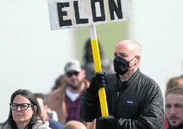 Un manifestante con un cartel de apoyo a Elon Musk en Washington.