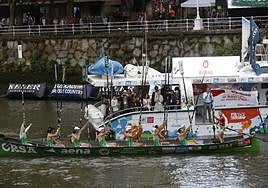 Amunarriz ondea la Bandera de Bilbao mientras sus remeros levantan los remos.