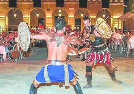 Los gladiadores pelearon entre las mesas de los comensales.