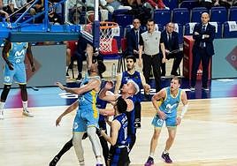 Aurrecoechea se hace sitio entre una nube de defensores en su breve estancia en el Estudiantes.