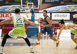 Aurrecoechea, con mallas negras, defiende a Sollazzo en su visita con el Albacete a Illunbe.