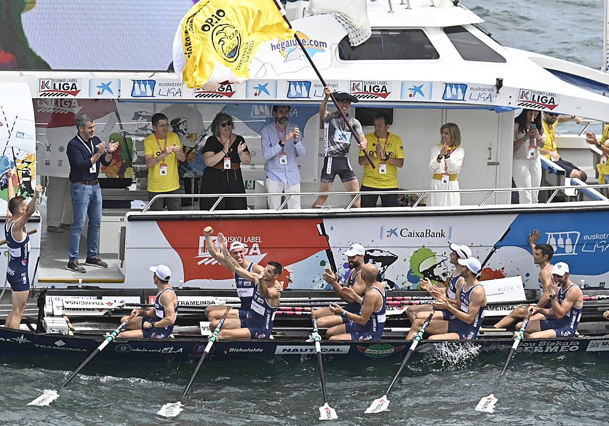 Los remeros de Urdaibai celebran la victoria