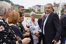 José Luis Rodríguez Zapatero, este lunes en el paseo de La Concha junto a varios dirigentes socialistas