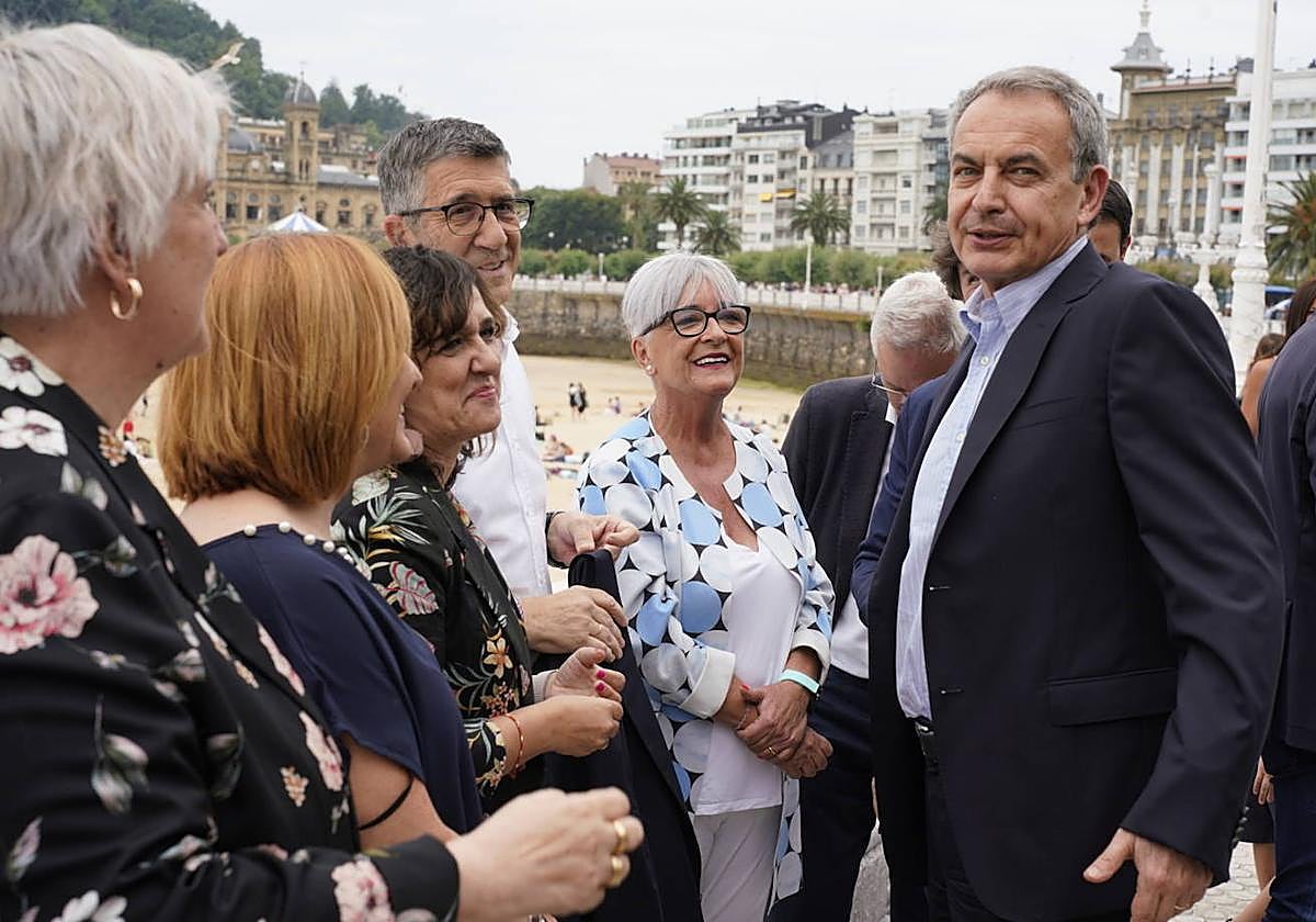 José Luis Rodríguez Zapatero, este lunes en el paseo de La Concha junto a varios dirigentes socialistas
