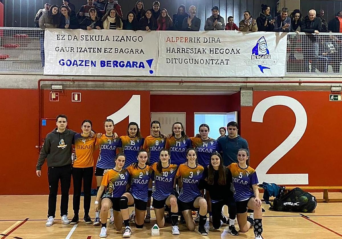 Las cadetes en las finales que alcanzaron de la Liga Vasca. La próxima campaña militarán como juveniles.