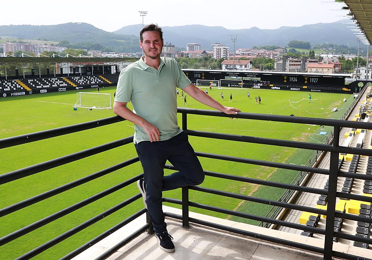Igor Emery posa ayer en las gradas de Gal mientras la primera plantilla se entrena a su espalda.