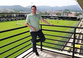 Igor Emery posa ayer en las gradas de Gal mientras la primera plantilla se entrena a su espalda.