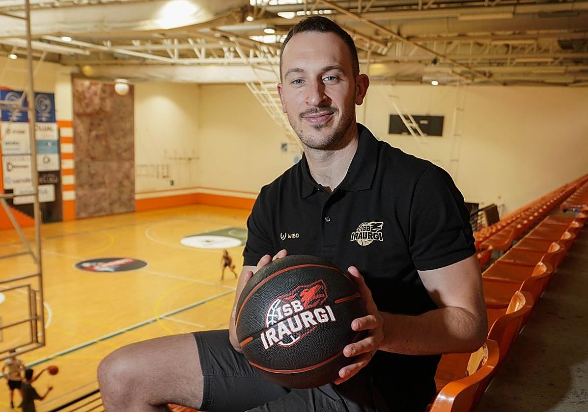 Ibon Guridi muestra un balón del club, sentado este martes en el graderío del polideportivo de Azpeitia donde juega el Juaristi.