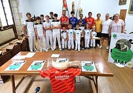 López, Basterra, Olharan y Erkiaga, rodeados de niños de la escuela local de cesta, organizadores y autoridades.