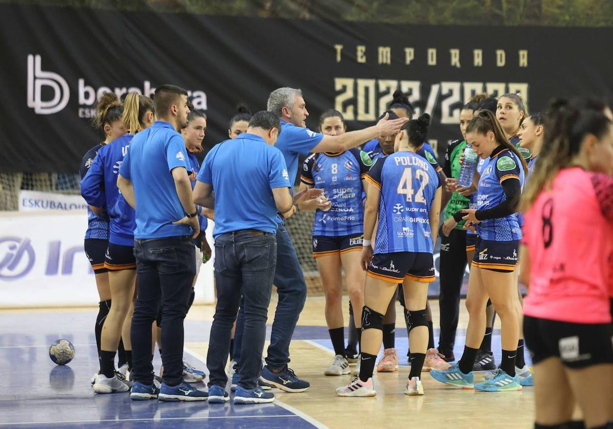 Imanol Álvarez da instrucciones a sus jugadoras