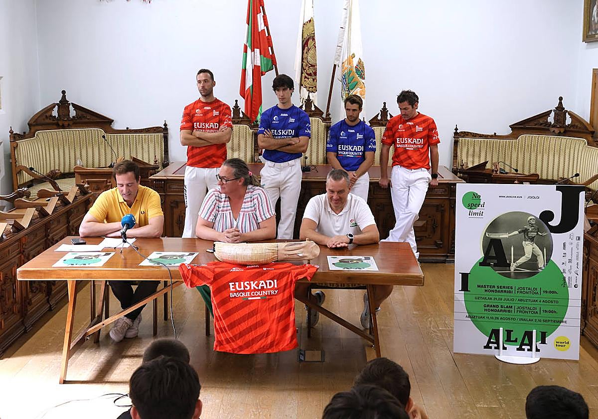 Presentación de la cita de cesta en el Ayuntamiento de Hondarribia.