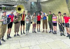 Los bailarines y músicos que desfilarán en Euskorleans, en la salida del Tour desde Bilbao hace dos semanas.