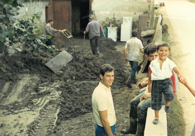 Lodazal. La familia arrimó el hombro para extraer la cantidad de piedras, barro y demás objetos que dejó la inundación dentro del caserío.