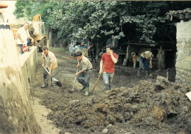 Pala eta aitzurra. Iñaki Aiastui, de rojo junto a su tío, el apicultor urretxuarra Luzio Leunda, durante las labores de limpieza los días posteriores a aquel 19 de julio de 1988.