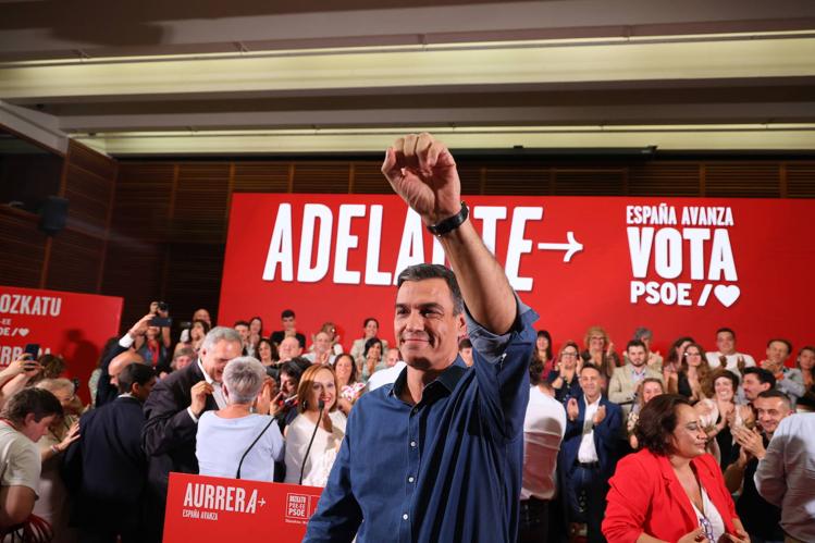 Sánchez levanta el puño al finalizar el acto de ayer en el Kursaal.