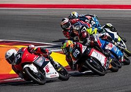 Zurutuza, con el 85 en el carenado, traza una curva en una prueba de esta temporada.