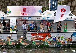 Ioseba Amunarriz ondea el pasado sábado la Bandera de Bilbao conquistada en la ría, la primera de la temporada.