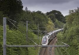 El tren a su paso por Hendaia.