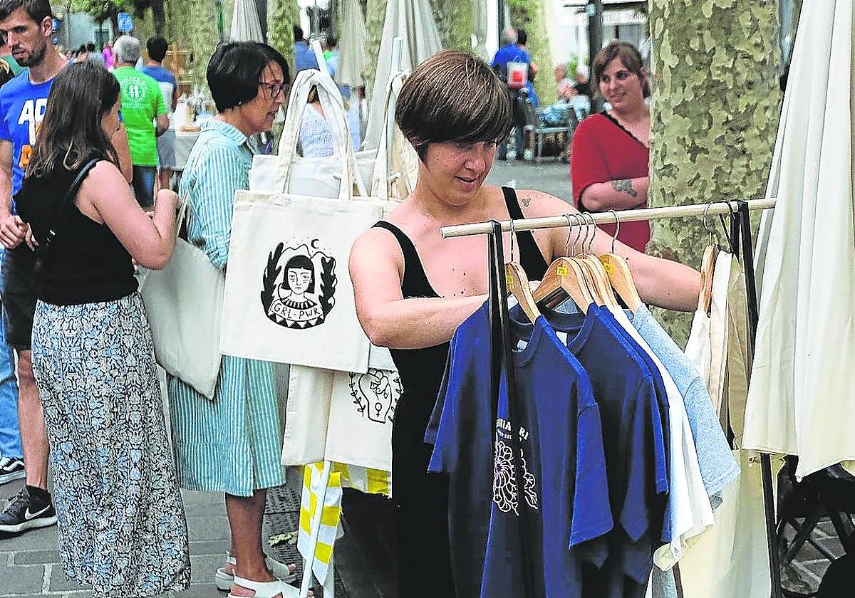 Una mujer mira productos textiles en una tienda en Hondarribia.