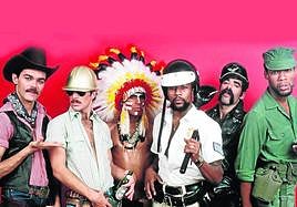 Imagen de la banda con sus miembros originales. De izquierda a derecha: Randy Jones (cowboy), David Hodo (obrero), Felipe Rose (indio), Victor Willis (policía),Glenn Hughes (motero) y Alex Briley (militar).