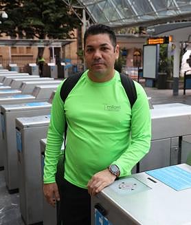 Imagen secundaria 2 - Arriba, una afectada pregunta por los horarios al personal de seguridad. Abajo, María y Guillermo, dos de los afectados.