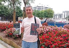 Joaquín Ferrera muestra sus dos novelas, 'El acantilado verde' y 'El regalo del mar'.