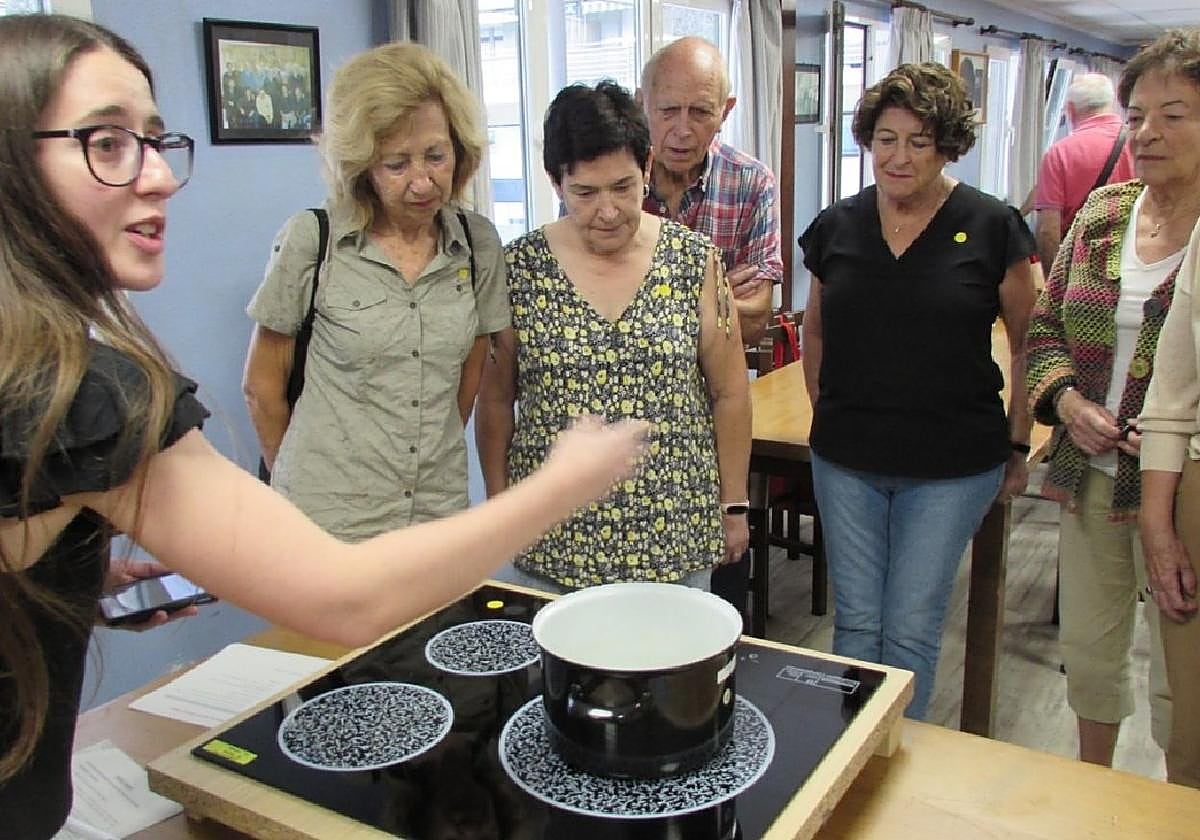 Izaro Romero explica el funcionamiento del prototipo a un grupo de participantes.