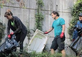 Voluntarios durante una de la limpiezas del cauce.