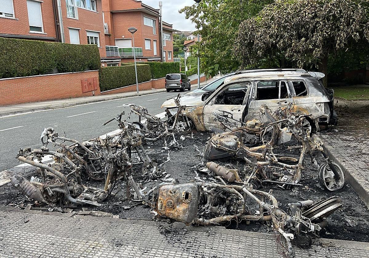 Nueve motos y un coche han quedado calcinados por el incendio