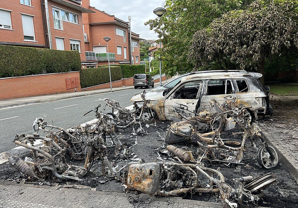 Nueve motos y un coche calcinados en San Sebastián