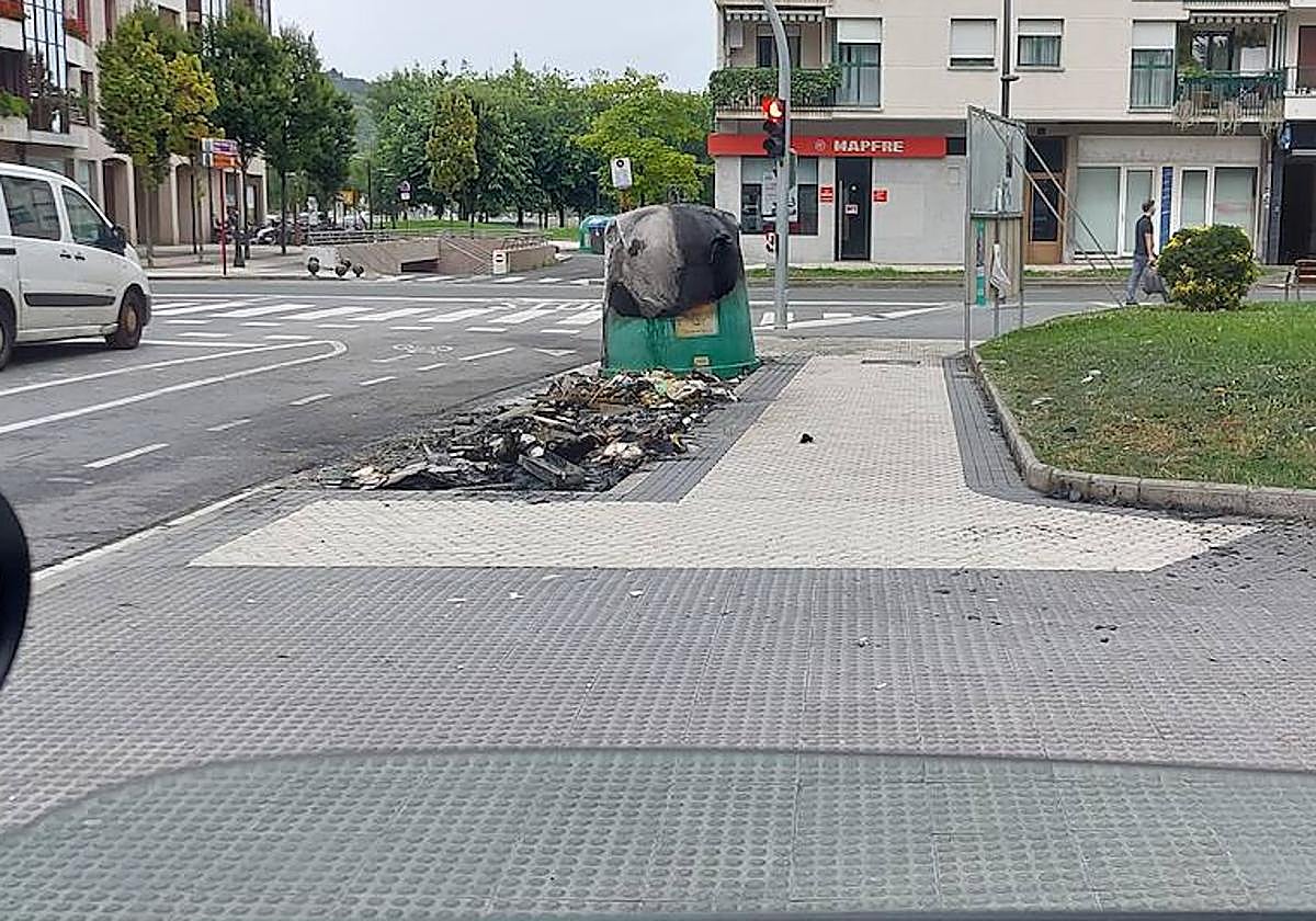Tres de los contenedores quemados en Zumaia esta madrugada.