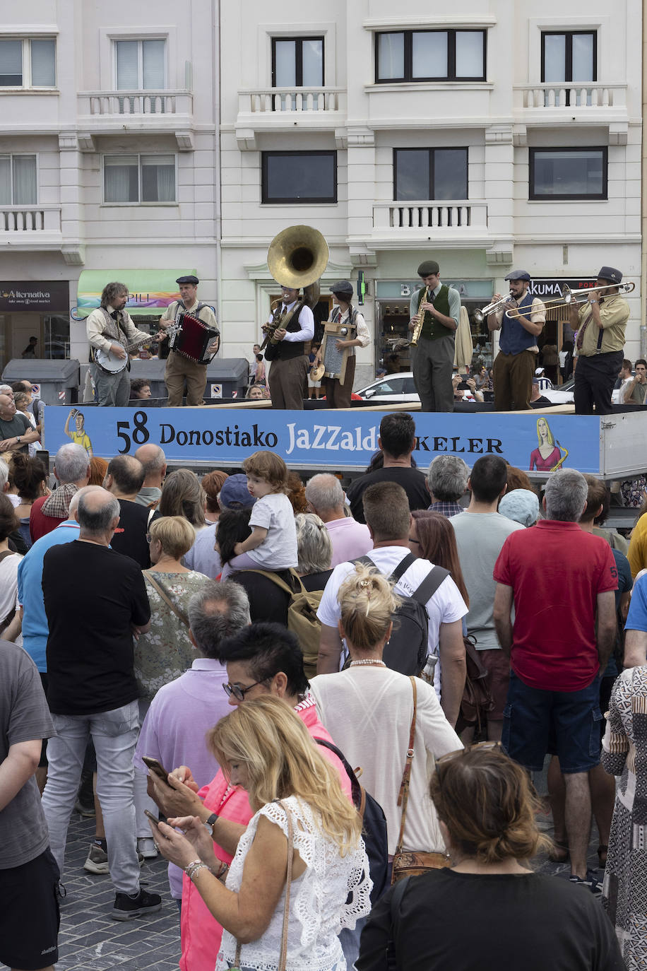 La kalejira de Euskorleans, en imágenes