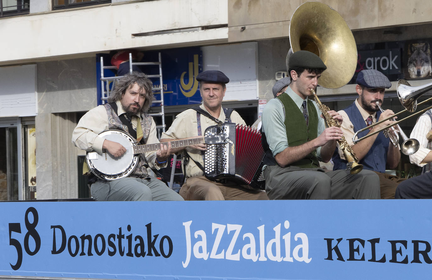 La kalejira de Euskorleans, en imágenes